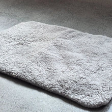 Self-Warming Cat Bed Pad Self-Heating Thermal Cat Dog Bed Mat Washable Pet Sleeping Mat Comfortable for Indoor Cats & Small Dogs